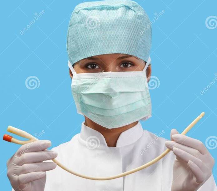 Медицинская сестра с мочевым катетером