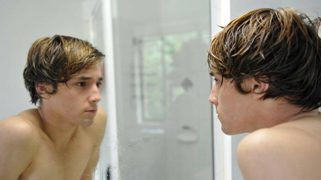 Мальчик смотрит в зеркало